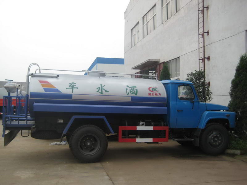 灑水車(chē)廠家現(xiàn)貨供應(yīng) 高效物流與交通清潔的新選擇