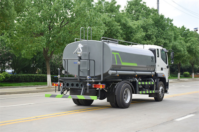 福田ES7 16方灑水車(chē) 高效環(huán)保的市政環(huán)衛(wèi)利器