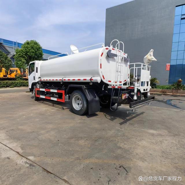 五十鈴四驅(qū)出口灑水車(chē) 專用物流領(lǐng)域的創(chuàng)新實(shí)踐