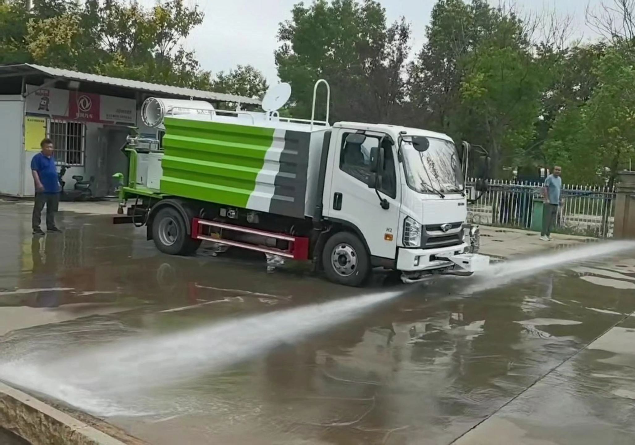 馬路上的人工降雨 城市建設(shè)與無(wú)奈的灑水車(chē)